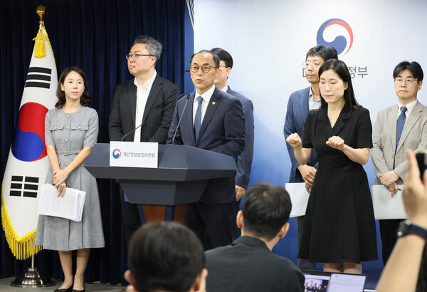 고학수 개인정보보호위원회 위원장이 28일 서울 종로구 정부서울청사에서 SK텔레콤 개인정보 유출사고 제재처분 의결과 관련해 브리핑하고 있다. 사진=연합뉴스