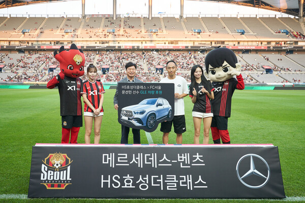 HS효성더클래스가 문선민 선수에게 차량 전달식을 진행하고 있다. 사진=HS효성더클래스