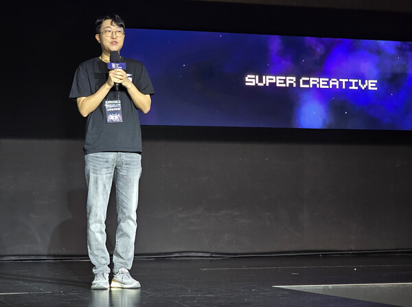 김형석 슈퍼크리에이티브 디렉터가 '카제나'를 소개하고 있다. 사진=연합뉴스