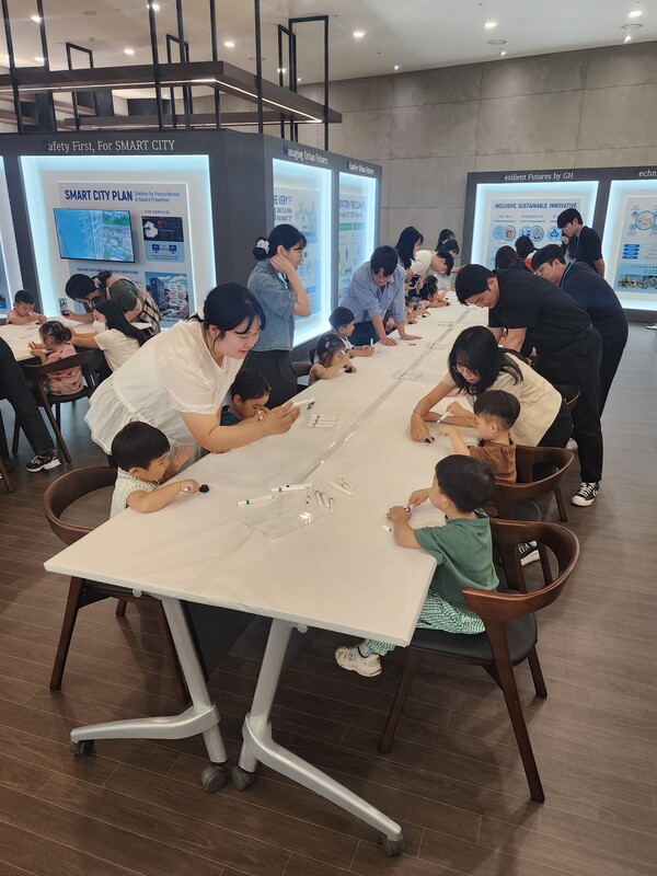 28일 경기주택도시공사(GH) 수원 광교 본사에서 열린 '푸드 업사이클링(Food Upcycling) 체험 행사'에서 경기지역 어린이집 유아 및 보호자들이 체험 활동을 갖는 모습. 사진=경기주택도시공사 제공