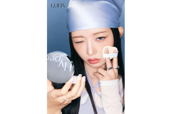 ‘루나’가 앰배서더 ‘레이’와 함께한 FW 화보 공개 모델컷. 사진=애경산업 제공