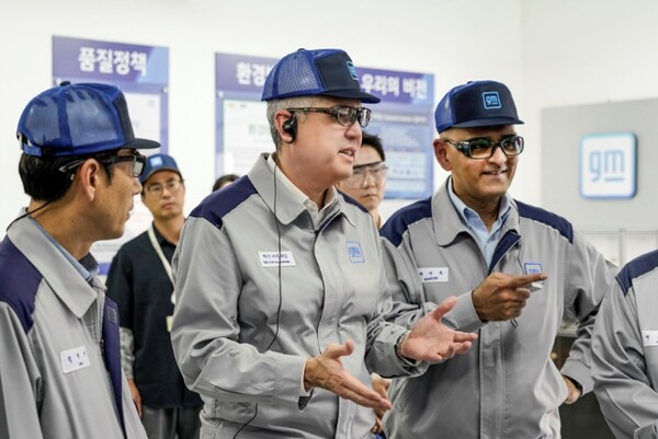 GM한국사업장 창원공장에서 대화하고 있는 헥터 비자레알(Hector Villarreal) 사장(가운데)과 아시프 카트리(Asif Khatri) 해외사업부문 생산 총괄 부사장(오른쪽), 김영식 창원공장 본부장(왼쪽). 사진=GM한국사업장