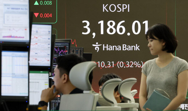 29일 서울 중구 하나은행 딜링룸 현황판에 코스피 지수 등이 표시되고 있다. 사진=연합뉴스