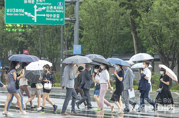 31일은 전국 대부분 지역이 흐린 가운데 돌풍·천둥·번개를 동반한 비가 오겠다. 예상 강수량은 수도권, 강원 내륙·산지, 충청권이 30∼80㎜가 예상된다. 사진=서울와이어DB