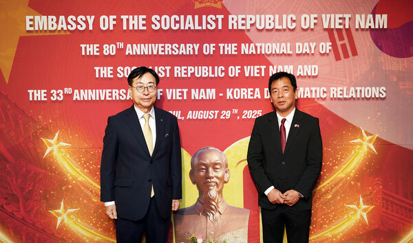 임진달 HS효성첨단소재 대표이사(왼쪽), 부 호(Vu Ho) 주한 베트남 대사. 사진=HS효성