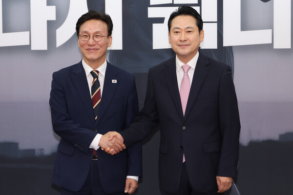 (왼쪽부터) 김민석 국무총리와 장동혁 국민의힘 대표가 1일 국회에서 만나 악수를 나누고 있다. 사진=연합뉴스 