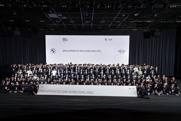 어프렌티스·아우스빌둥 수료식 및 발대식 통합 개최 행사에서 참가자들이 기념사진을 촬영하고 있다. 사진=BMW 그룹 코리아 제공