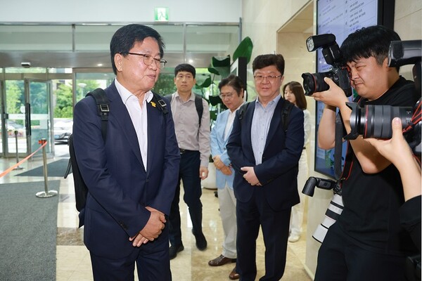 최교진 사회부총리 겸 교육부 장관 후보자가 지난달 14일 인사청문회 준비 사무실이 위치한 서울 영등포구 여의도 한국교육시설안전원으로 출근하고 있다. 사진=연합뉴스 