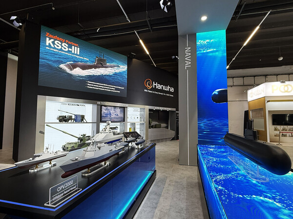 폴란드 키엘체에서 열리는 국제 방위산업 전시회(MSPO 2025)에 참가한 한화 부스에 장보고-III 배치-II 등 주요 제품이 전시돼 있다. 사진=한화