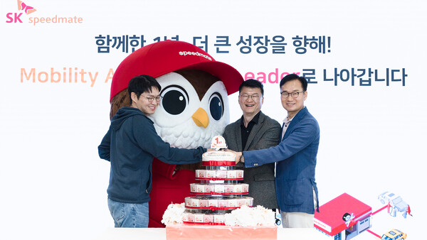 (왼쪽부터) 최성환 SK네트웍스 사업총괄 사장, 이호정 SK네트웍스 대표이사 사장, 안무인 SK스피드메이트 대표. 사진=SK스피드메이트