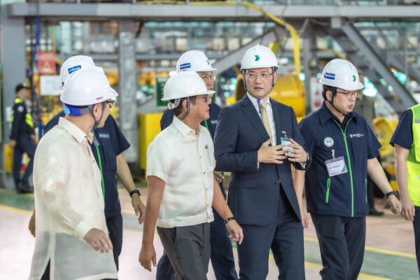 페르디난드 마르코스 주니어 필리핀 대통령(왼쪽 두 번째)과 김성준 HD한국조선해양 대표(왼쪽 세 번째)가 HD현대필리핀조선소를 둘러보며 환담을 나누고 있다. 사진=필리핀 대통령실