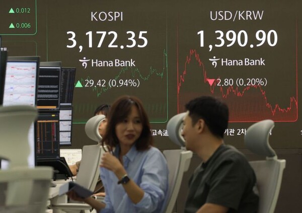  2일 오후 서울 중구 하나은행 딜링룸에서 딜러들이 업무를 보고 있다. 사진=연합뉴스