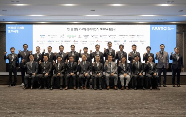 1일 나채범 한화손해보험 대표(앞줄 오른쪽 첫번째)가 그랜드 워커힐 서울 호텔에서 열린 ‘NUMA’ 출범식에 참여해  관계자들과 기념촬영을 하고 있다. 사진=한화손해보험