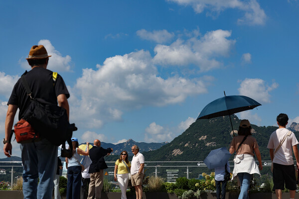 기상청에 따르면 수요일인 오늘(3일)은 우리나라가 동해 북부 해상에 위치한 고기압 영향 받아 전국이 대체로 맑겠으며, 일부지역에선 소나기가 예보됐다. 
