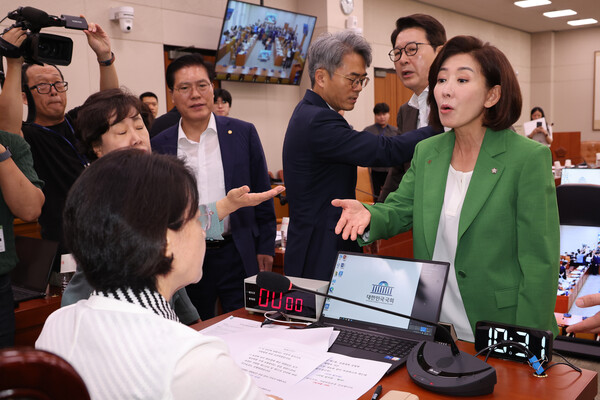 나경원 국민의힘 의원 등이  2일 서울 여의도 국회에서 열린 법제사법위원회 전체회의에서 추미애 위원장의 회의 진행 방식에 항의하고 있다. 사진=연합뉴스 