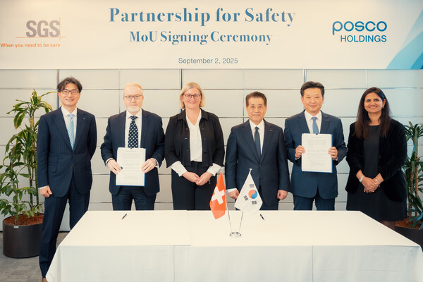 포스코그룹이 2일(현지시간) 스위스 제네바에서 SGS社와 포스코그룹 안전 관리 체계 혁신을 위한 MOU를 맺고 (왼쪽 두 번째 부터) SGS 말콤 리드 유럽 총괄, 마르타 블라치코바 CFO, 장인화 포스코그룹 회장이 기념촬영하는 모습. 사진=포스코그룹