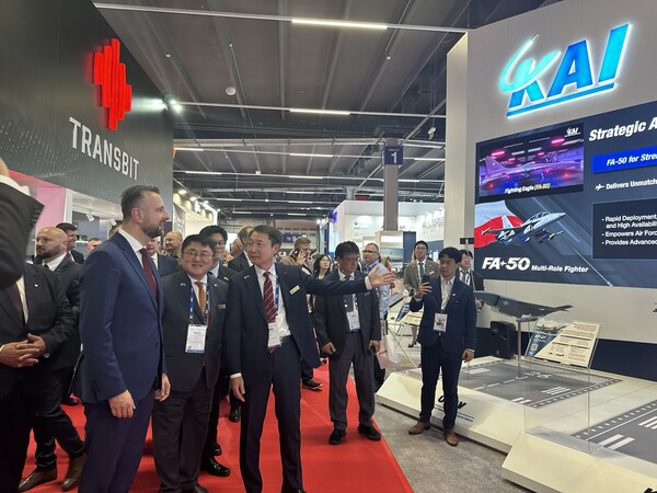 KAI 부스를 방문한 부아디스와프 코시니악-카미슈 폴란드 부총리 겸 국방장관이 KAI 대표이사 차재병 부사장에게 설명을 듣고 있다. 사진=KAI