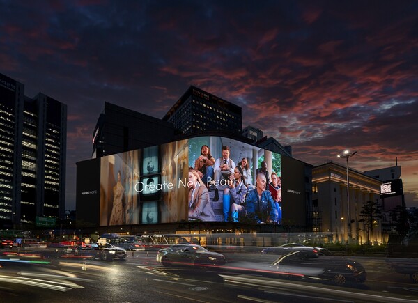 창립 80주년 기념 기업 브랜드 필름 신세계 스퀘어 상영. 사진=아모레퍼시픽 제공