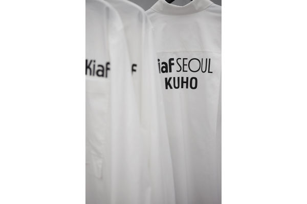 구호가 키아프 서울 2025의 스폰서로 참여해 스태프 의류와 VIP 관람객 가방을 후원했다. 사진=삼성물산 패션부문 제공