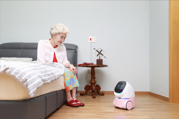 홈 AI 컴패니언 로봇을 시연하고 있다. 사진=삼성물산
