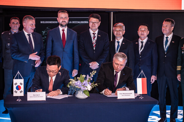 2일(현지시간) 폴란드 키엘체 국제 방위산업 전시회(MSPO 2025)에서 열린 천무 유도탄 생산을 위한 현지 합작법인 계약식에서 손재일 한화에어로스페이스 대표(앞줄 왼쪽), 피오트르 보이첵 WB그룹 회장(앞줄 오른쪽)이 계약서에 서명하고 있다. 사진=한화에어로스페이스