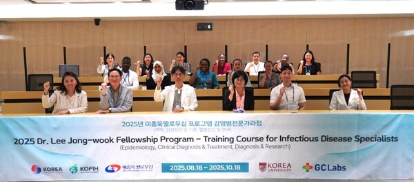 GC녹십자의료재단의 이상곤 대표원장(앞줄 왼쪽에서 세 번째)을 비롯한 참석자들이 기념 촬영을 하고 있다.(사진=GC녹십자의료재단)