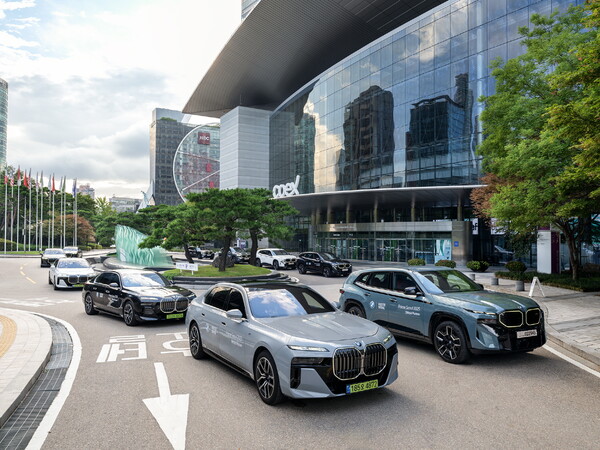 BMW 차량이 코엑스 앞에 줄지어 서 있다. 사진=BMW코리아 제공