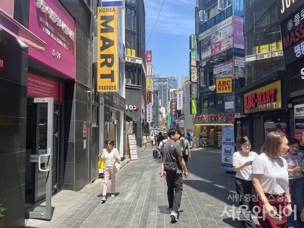 2분기 국내총생산(GDP) 성장률은 전기 대비 0.7%로 집계됐다. 앞서 발표된 속보치 0.6%보다 0.1%포인트 높은 수치다.  명동, 상권. 사진=서울와이어DB