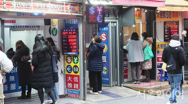 사진은 명동환전소에서 관광객들이 환전하는 모습. 사진=서울와이어DB
