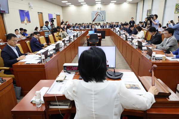 지난달 서울 여의도 국회에서 열린 과학기술정보방송통신위원회 전체회의에서 최민희 위원장이 의사봉을 두드리고 있다. 사진=연합뉴스