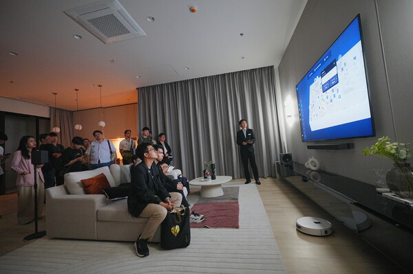 태국 방콕에 위치한 삼성전자 비즈니스 익스피리언스 스튜디오(BES)를 찾은 방문객들이 '스마트홈' 콘셉트의 전시 공간에서 스마트싱스로 연결돼 한층 쉽고 편리해진 개인 맞춤형 공간을 경험하고 있다. 사진=삼성전자 제공