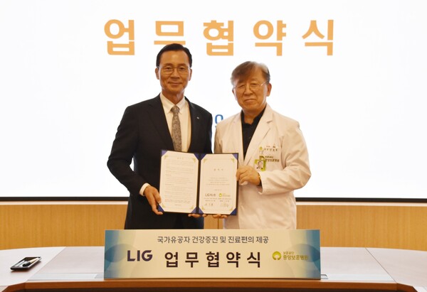 지난 2일 중앙보훈병원에서 '국가유공자와 보훈가족의 건강증진 및 진료편의 향상을 위한 업무협약’을 체결한 신익현 LIG넥스원 대표이사(좌측)와 신호철 중앙보훈병원장이 기념사진을 촬영하고 있다. 사진=LIG넥스원