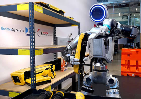 휴머노이드 로봇 아틀라스가 선반보다 큰 크기의 로봇 부품을 진열하기 위해 부품을 접고 있다. 사진=보스턴다이나믹스