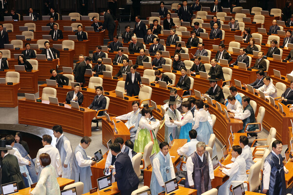 한복과 상복을 입은 여야 의원들이 정기국회 개회식에 열린 지난 1일 국회 본회의장에 들어서 있다. 사진=연합뉴스 