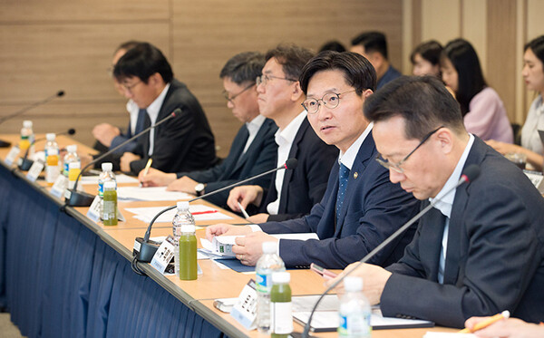 과학기술인재 유출방지와 유치 대책 마련 민관합동 태스크포스 공동위원장으로서 발언하고 있는 경계현 삼성전자 고문. 사진=과학기술정보통신부