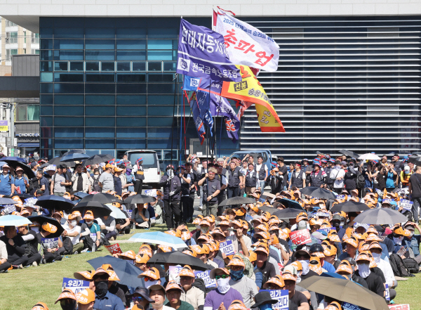 3일 울산시 북구 현대자동차 울산공장 본관 앞에서 현대차 노조의 총파업 결의대회가 열리고 있다. 사진=연합뉴스