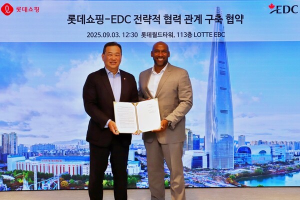 (왼쪽부터) 김상현 롯데 유통군 총괄대표 부회장과 조지 모니즈 EDC 아시아태〮평양 총괄대표가 기념촬영을 하고 있다. 사진=롯데쇼핑 제공