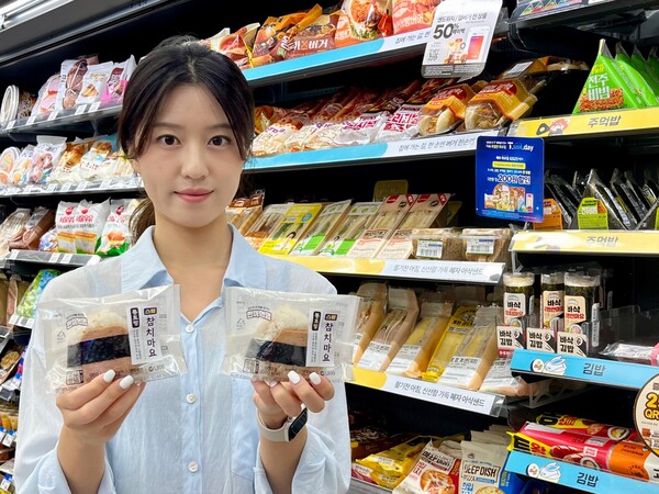 GS25가 속재료를 밖으로 꺼내고 투명 포장을 적용한 ‘통토핑 삼각김밥’을 선보인다. 사진=GS리테일 제공