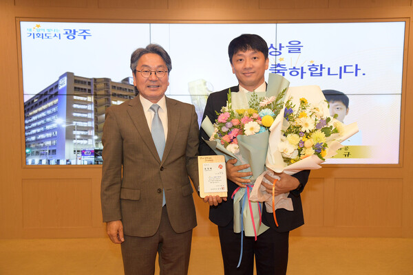 (왼쪽부터) 강기정 광주광역시장과 최이규 쿠팡 물류정책팀 상무가 기념촬영을 하고 있다. 사진=쿠팡 제공