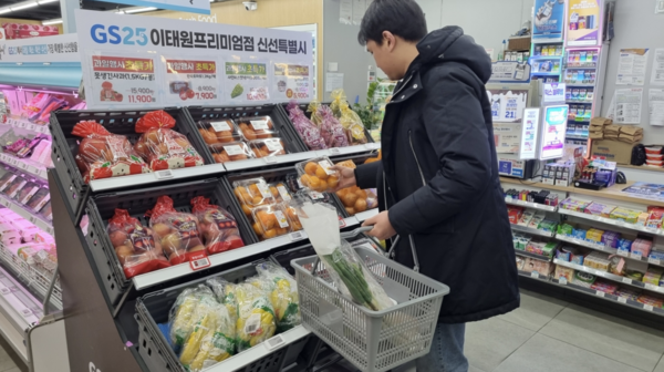 GS25에서 고객이 제품을 고르고 있다. 사진=GS리테일 제공