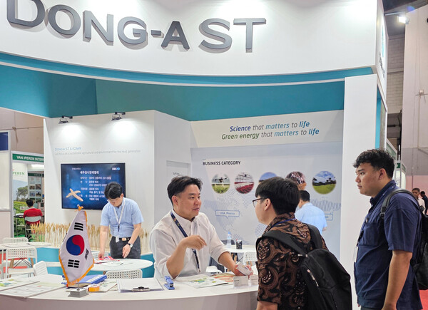 2025 인도네시아 농업박람회(INAGRITECH 2025) 동아에스티 부스에서 동아에스티 에코윈팀 직원이 관람객에게 에코윈 제품을 소개하고 있다.(사진=동아에스티)