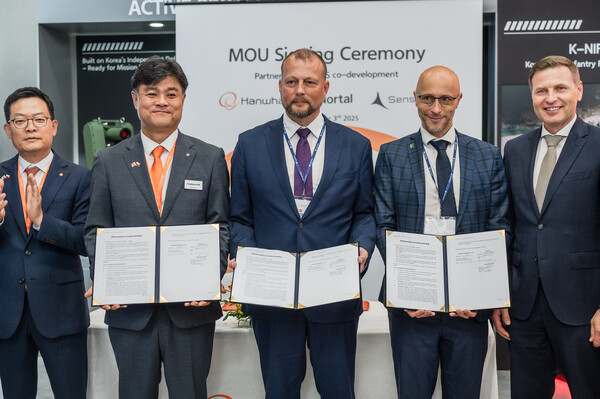 (왼쪽부터)손재일 한화에어로스페이스 대표, 김동현 한화에어로스페이스 LS사업부장, 빌리코 누르모아 센서스큐 공동 창업자, 피터 스미트 노르탈 방산사업 총괄, 한노 페브쿠르 에스토니아 국방장관이기념촬영하고 있다. 사진=한화에어로스페이스