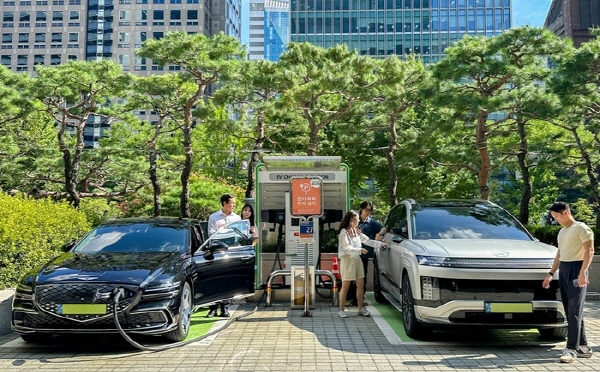 SK이노베이션 계열 직원들이 서울 종로구 SK서린빌딩에서 충전중인 현대자동차 대표 전기차 모델 아이오닉 9과 eG80을 체험하고 있다. 사진=SK이노베이션