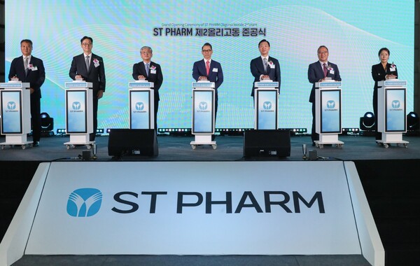 (사진 왼쪽부터) 임진석 에스티팜 생산본부장, 김민영 동아쏘시오홀딩스 사장, 성무제 에스티팜 사장, 강정석 동아쏘시오위원회 위원장, 정재훈 동아에스티 사장, 백상환 동아제약 사장, 박윤이 아벤종합건설 사장.(사진=에스티팜)