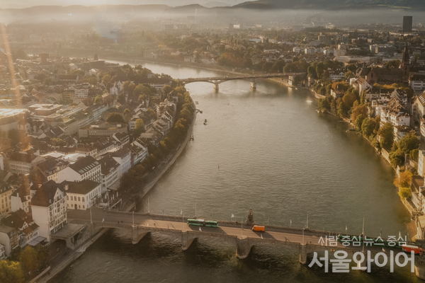 금값·DSR이 높아지고, 은행 배당 여력이 꺾일 수 있다는 신호가 이어지는 데는 국제결제은행 산하 바젤은행감독위원회가 만든 ‘바젤III’가 원인이다.  사진은 스위스 바젤. 사진=스위스관광청 홈페이지 갈무리