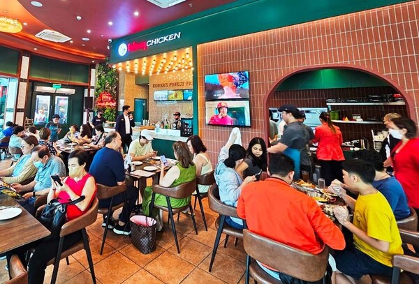 BBQ 로빈슨 마그놀리아점에 방문한 현지인과 관광객들이 BBQ 치킨을 즐기고 있다. 사진=제너시스BBQ 그룹