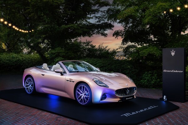 더 문 파티 서울 2025에 마세라티의 ‘그란카브리오 폴고레’가 전시됐다. 사진=마세라티 코리아 제공
