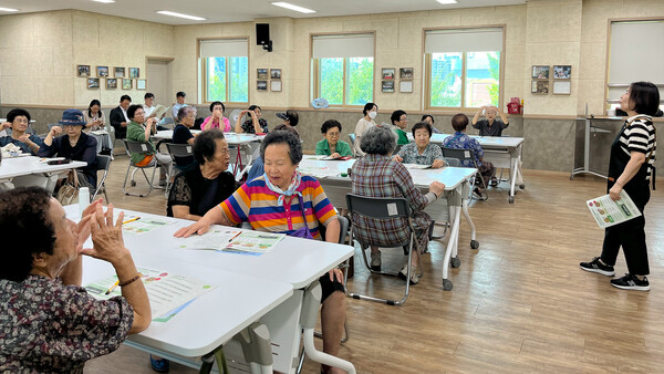 지난 4일 전북 전주시 평화사회복지관에서 진행된 ‘국산콩 활용 고령층 영양개선 캠페인’ 현장의 모습. 사진=한국농수산식품유통공사 제공