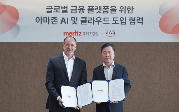 하이메 발레스 AWS 아시아·태평양·일본 총괄 부사장(왼쪽)과 장원재 메리츠증권 대표가 4일 메리츠증권 본사에서 열린 협약식에서 기념사진을 촬영하고 있다. 사진=메리츠증권