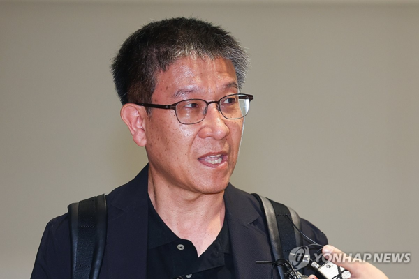 7일 인천국제공항 제2여객터미널에서 김기수 LG에너지솔루션 인사최고책임자가 현장 대응을 위해 미국으로 출국하기 전 취재진에 입장을 밝히고 있다. (사진=연합뉴스)